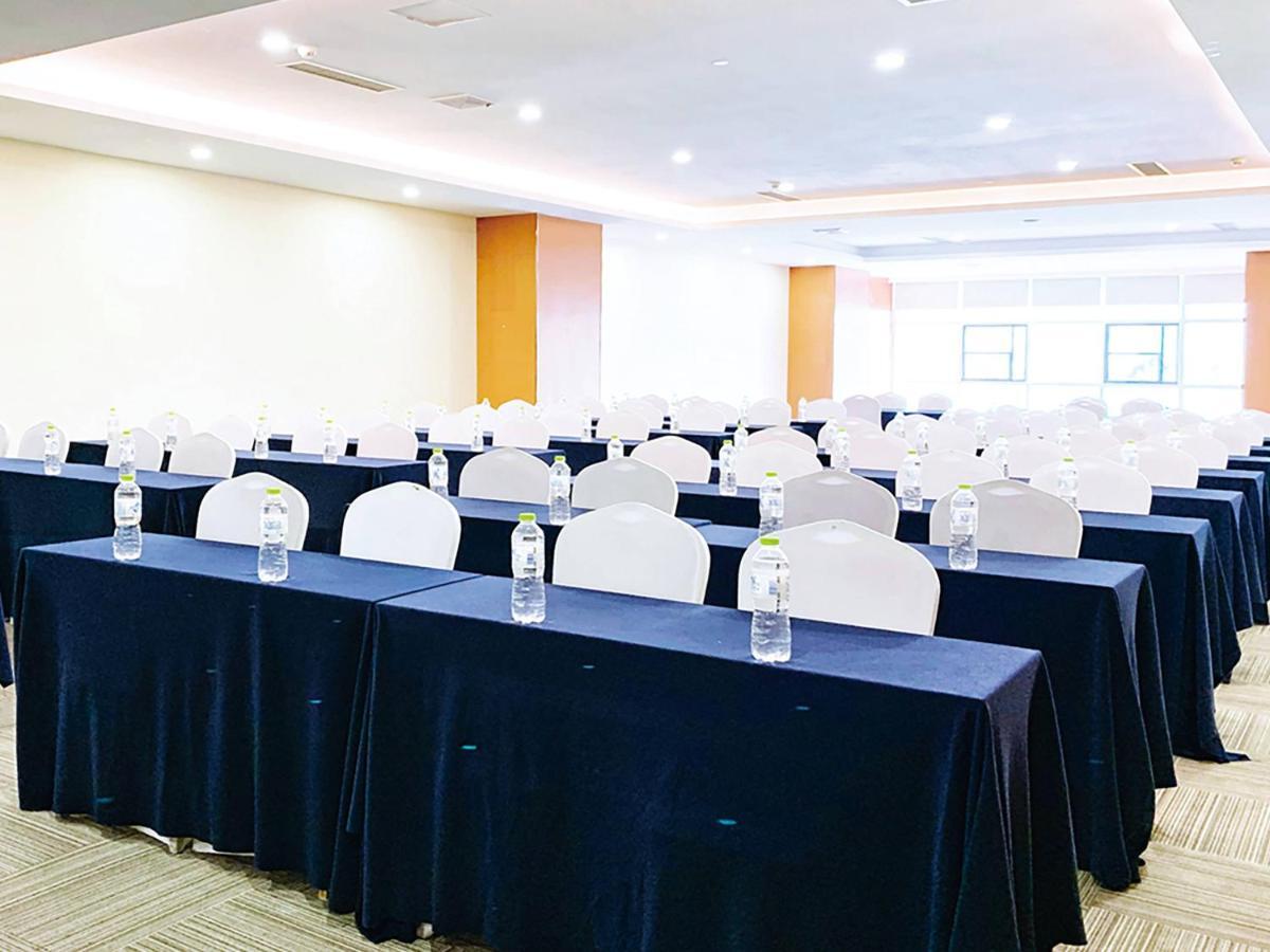 Holiday Inn Express - Jinan Exhibition Center, An Ihg Hotel Экстерьер фото