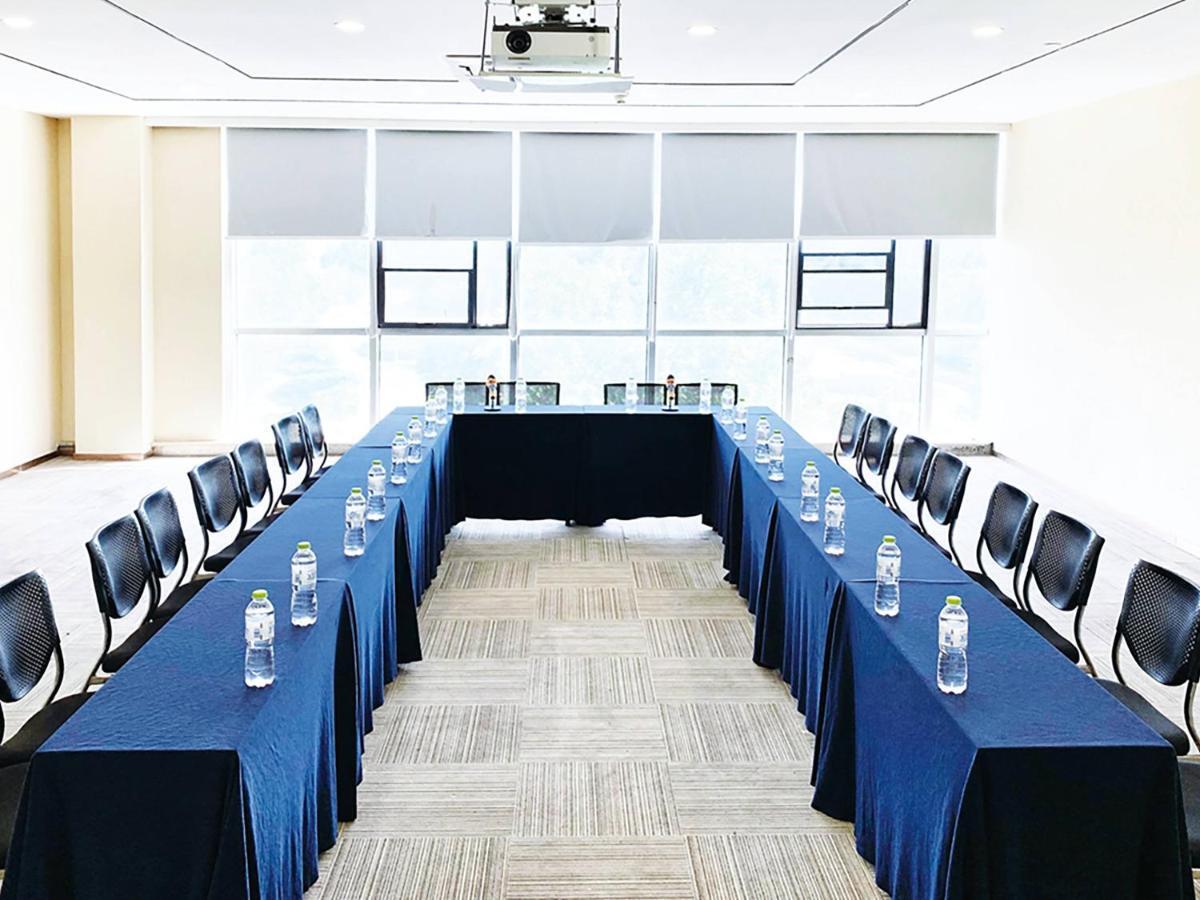 Holiday Inn Express - Jinan Exhibition Center, An Ihg Hotel Экстерьер фото