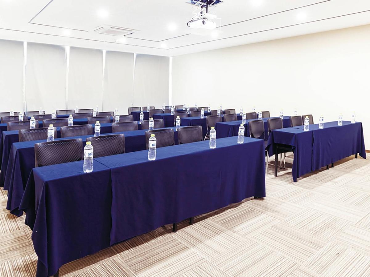 Holiday Inn Express - Jinan Exhibition Center, An Ihg Hotel Экстерьер фото